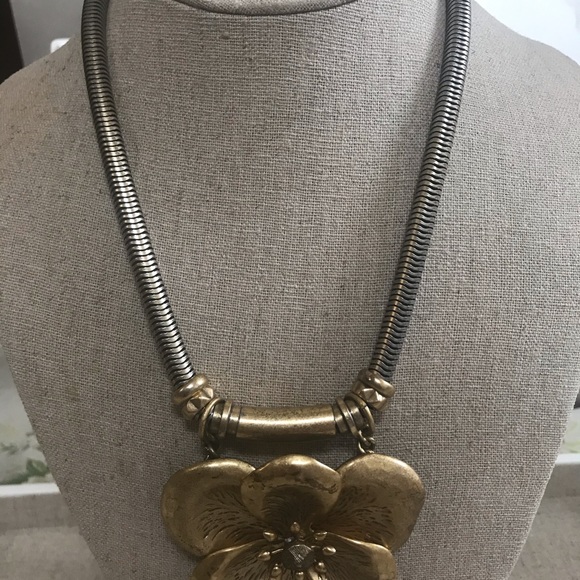 Stella & Dot bloom Gold flower necklace - Picture 7 of 8